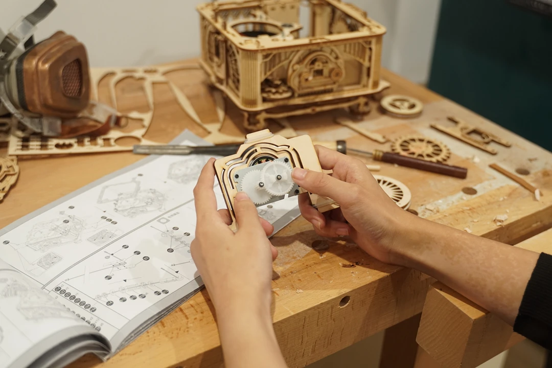 Robotime Hand Crank Classic Gramophone with Music 1:1 424pcs Wooden Model Building Kits Gift for Children Adult LKB01 Home Decor