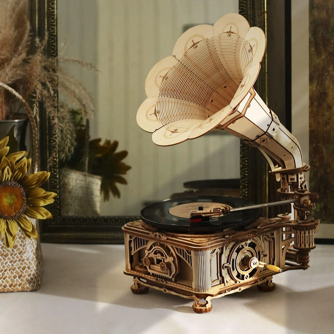 Robotime Hand Crank Classic Gramophone with Music 1:1 424pcs Wooden Model Building Kits Gift for Children Adult LKB01 Home Decor